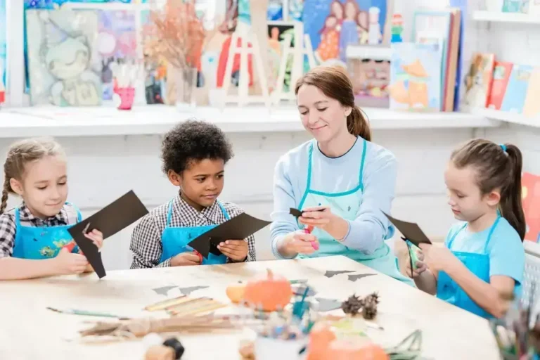 brincando com massinha na educação infantil